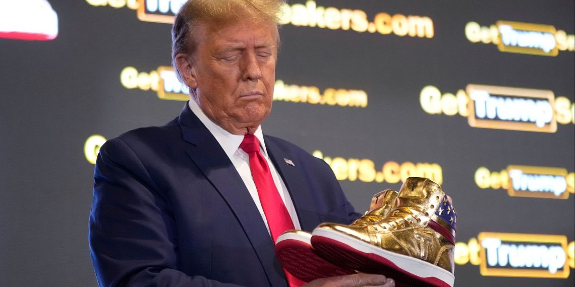 "Never Surrender: Las zapatillas de Donald Trump"