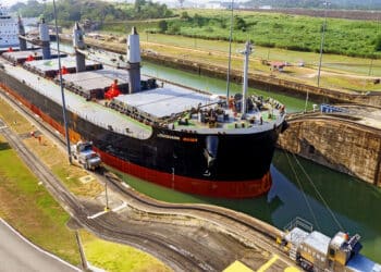El Canal de Panamá aumenta a 27 los tránsitos diarios