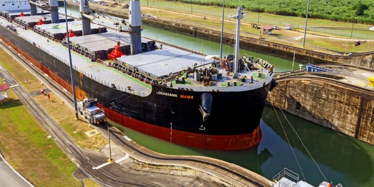 El Canal de Panamá aumenta a 27 los tránsitos diarios