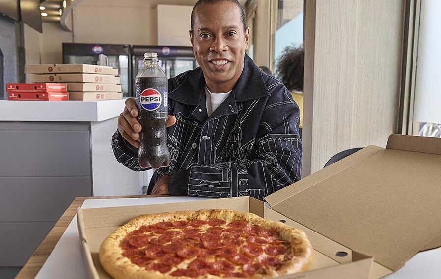 Ronaldinho une fuerzas con Pizza Hut y Pepsi Zero en campaña mundial