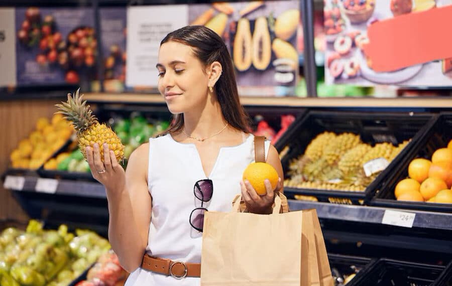 Mujer comprando en supermercado