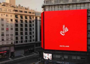 Destaca la acción audaz de Coca-Cola al deformar su logo