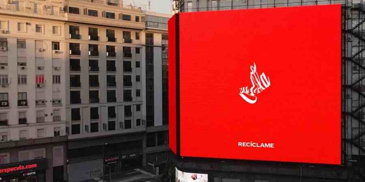 Destaca la acción audaz de Coca-Cola al deformar su logo