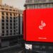 Destaca la acción audaz de Coca-Cola al deformar su logo