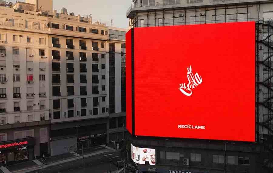 Destaca la acción audaz de Coca-Cola al deformar su logo