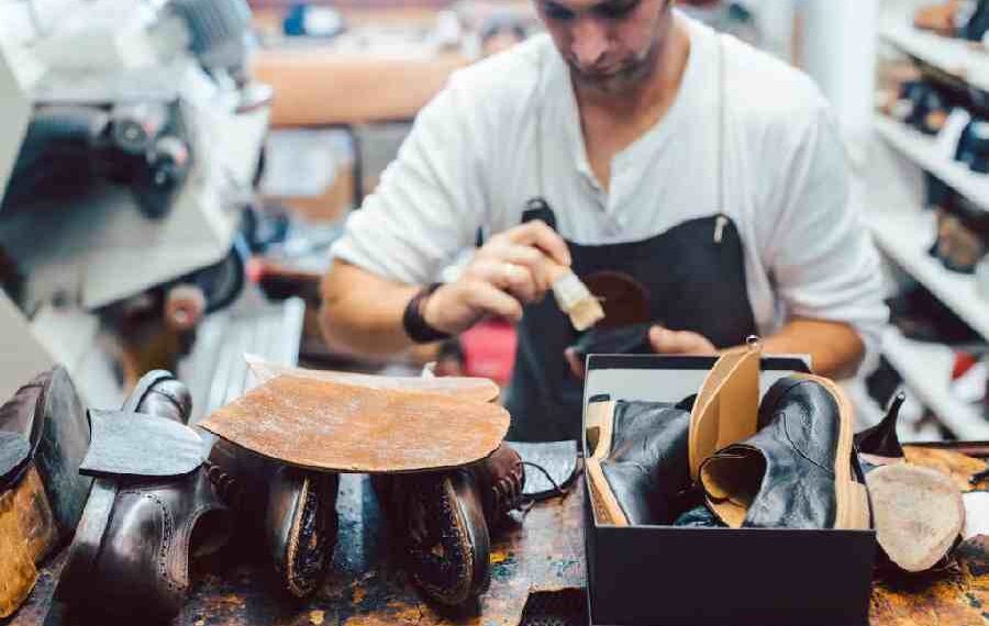 Francia combate la moda desechable con un bono para reparar ropa y calzado