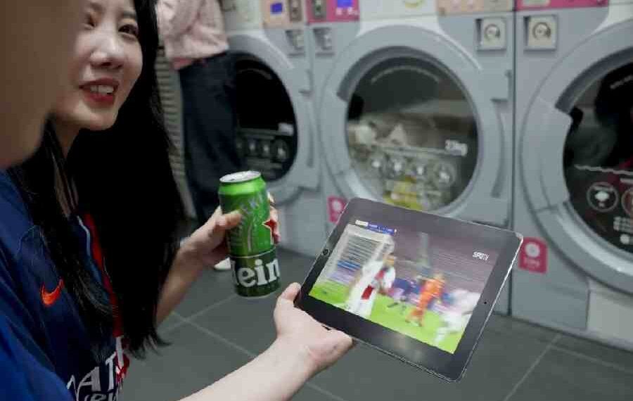 ¡Heineken convierte lavanderías en bares deportivos nocturnos para fanáticos del fútbol!