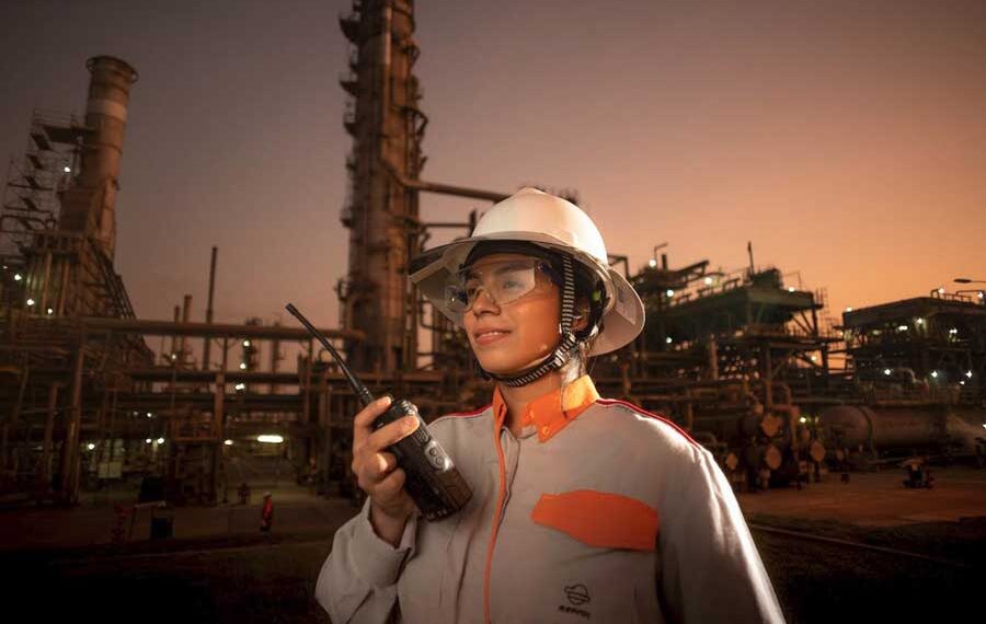 Mujer trabajadora refinería Perú