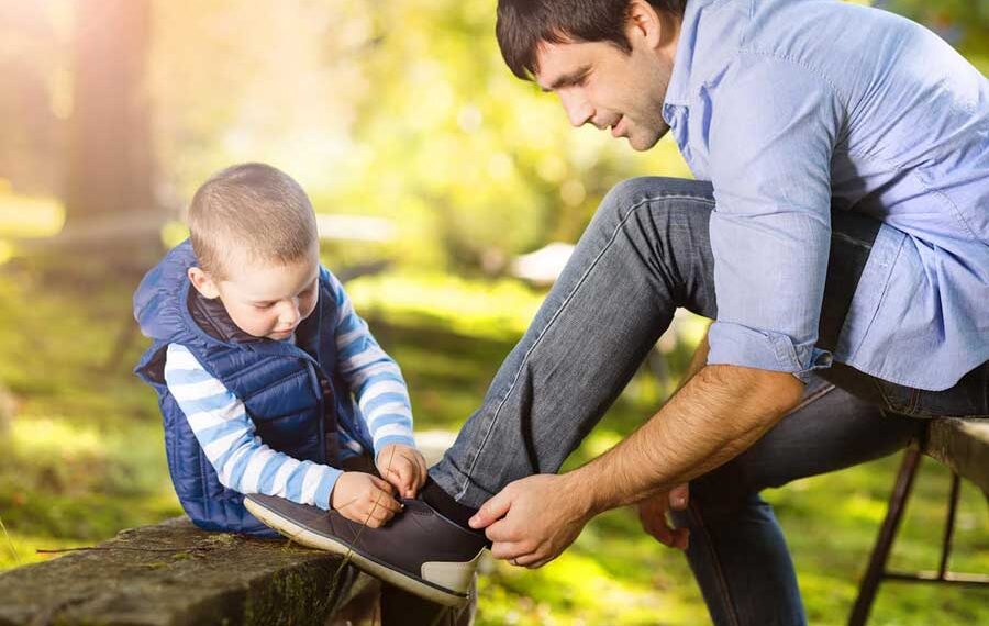 PS Día del padre papá con su hijo probando zapatos