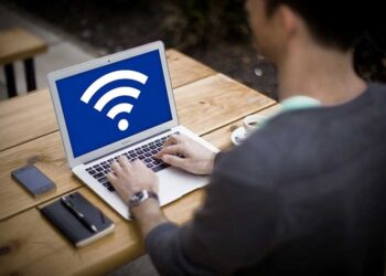 PS Pixabay hombre utilizando Wifi público