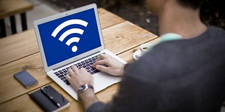 PS Pixabay hombre utilizando Wifi público