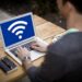 PS Pixabay hombre utilizando Wifi público