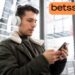Betsson hombre apostando en un smartphone