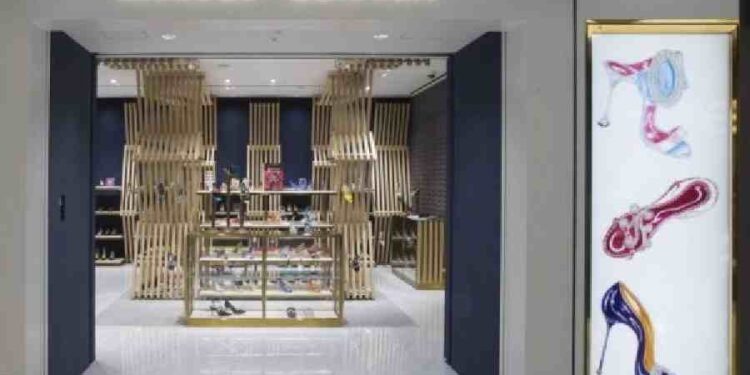 Manolo Blahnik: Expansión audaz en Asia a pesar de la caída