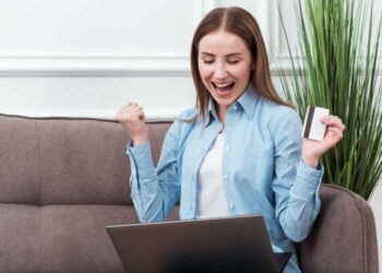 Cyber Monday Mujer comprando en línea con tarjeta de crédito ecommerce