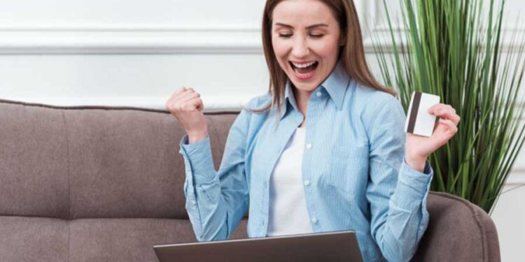 Cyber Monday Mujer comprando en línea con tarjeta de crédito ecommerce