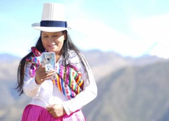 Mujer zona rural con internet