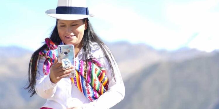 Mujer zona rural con internet