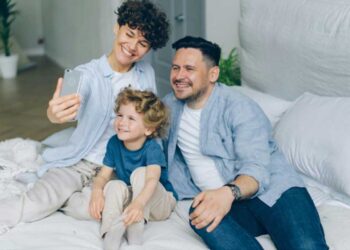 familia sentada sobre la cama