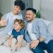 familia sentada sobre la cama