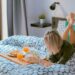 mujer acostada en la cama con desayuno