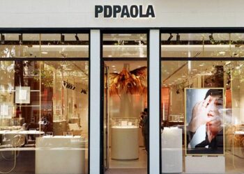 La marca de joyería PDPAOLA da un salto audaz hacia el mundo físico