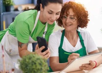 Mujeres comprando de forma digital supermercado