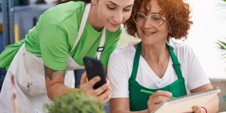Mujeres comprando de forma digital supermercado