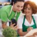 Mujeres comprando de forma digital supermercado