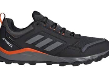 Las zapatillas de Adidas con Gore-Tex que más están comprando los hombres para los días de lluvia cuestan menos de 75 euros