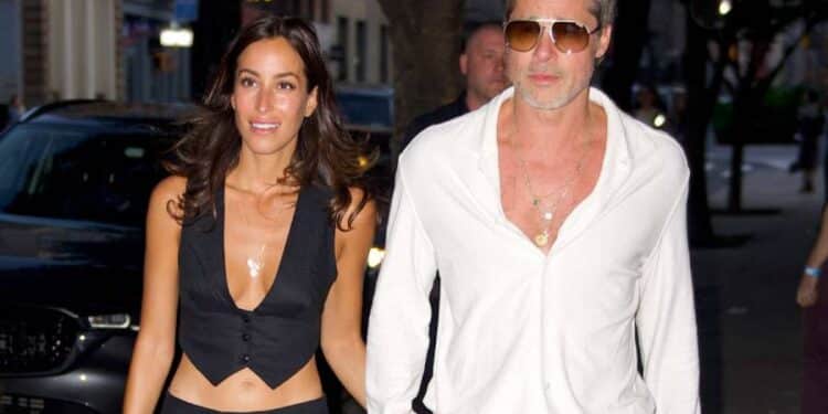 Inés de Ramón combina adidas Samba con pantalón de tiro bajo