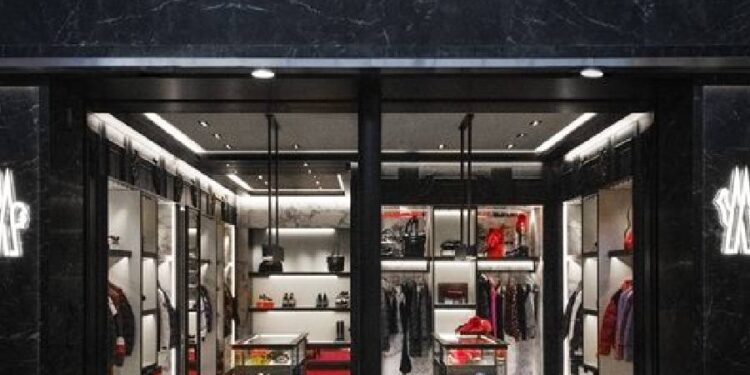 LVMH entra en el capital de la firma italiana de lujo Moncler