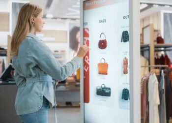 mujer utilizando inteligencia artificial en una pantalla en retail