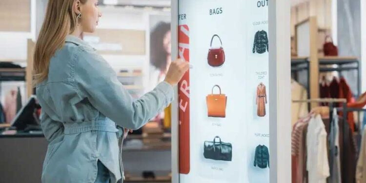 mujer utilizando inteligencia artificial en una pantalla en retail