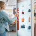 mujer utilizando inteligencia artificial en una pantalla en retail