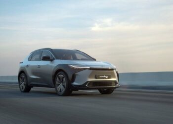 Toyota da un giro en la carrera hacia la electrificación: dejará de producir hasta 300 mil autos pese al apoyo financiero de Japón
