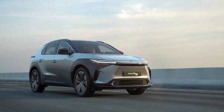 Toyota da un giro en la carrera hacia la electrificación: dejará de producir hasta 300 mil autos pese al apoyo financiero de Japón