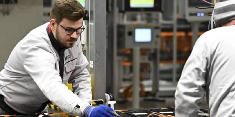 «No podemos garantizar la seguridad ni la paz». Trabajadores de Audi roban las llaves de 200 coches y exigen respuestas sobre su futuro ante los despidos que planea Volkswagen