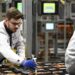 «No podemos garantizar la seguridad ni la paz». Trabajadores de Audi roban las llaves de 200 coches y exigen respuestas sobre su futuro ante los despidos que planea Volkswagen