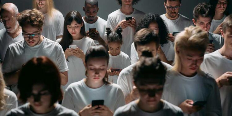 Adicción a la tecnología jóvenes con teléfono celular