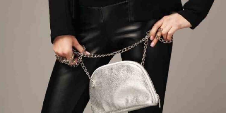 Bolsos 2025: Elegancia Sencilla en Tendencia