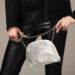 Bolsos 2025: Elegancia Sencilla en Tendencia
