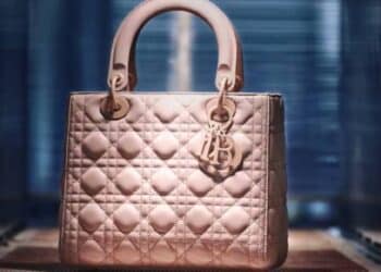 Dior bajo la lupa: marca de lujo vende cartera de $2,7 millones que cuesta solo $54 mil en fabricación