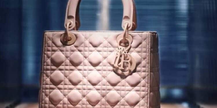 Dior bajo la lupa: marca de lujo vende cartera de $2,7 millones que cuesta solo $54 mil en fabricación