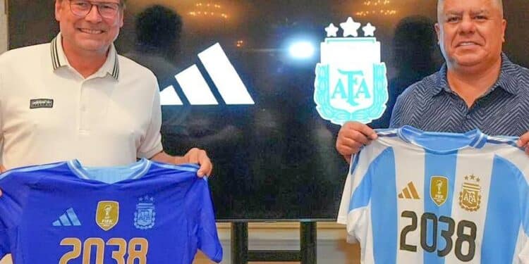Adidas y AFA celebran 50 años de colaboración con nueva camiseta retro