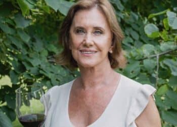 La magia de una mujer entre la uva y el vino con pasión