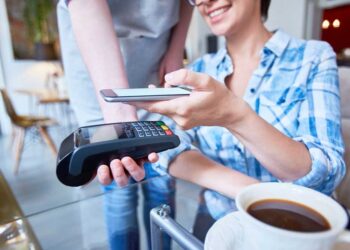 Pagos digitales y sin contacto mujer comercio