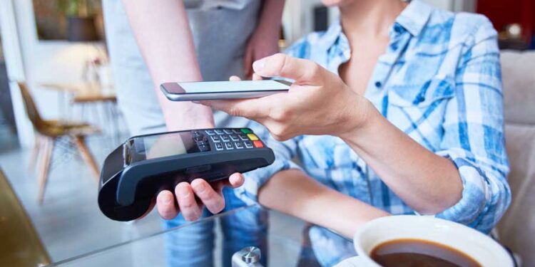 Pagos digitales y sin contacto mujer comercio