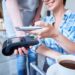 Pagos digitales y sin contacto mujer comercio
