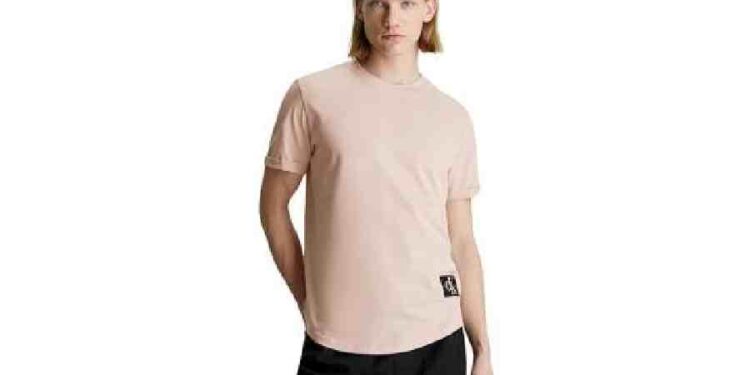 Renueva Tu Estilo: Camiseta Calvin Klein al 52% de Descuento